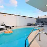 Private Pool Escape - Stylish Island Villa San Gwann