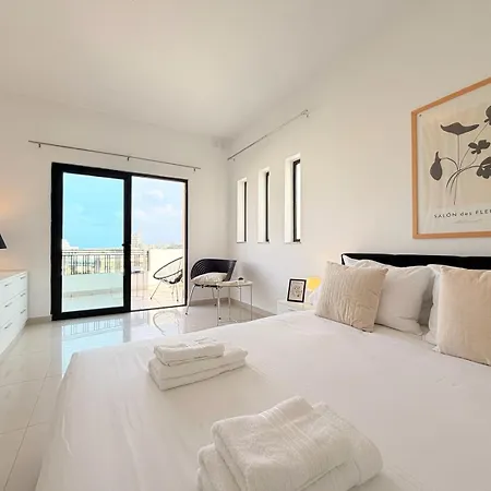 Villa Ultimate Group Getaway Near St Julian's & Seafront
