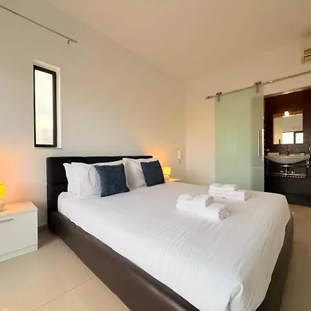 Ultimate Group Getaway Near St Julian's & Seafront Villa San Ġwann