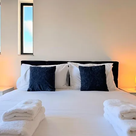 Ultimate Group Getaway Near St Julian's & Seafront San Ġwann