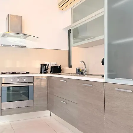Ultimate Group Getaway Near St Julian's & Seafront *