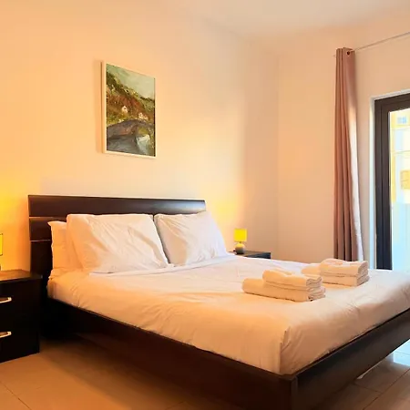 Ultimate Group Getaway Near St Julian's & Seafront *
