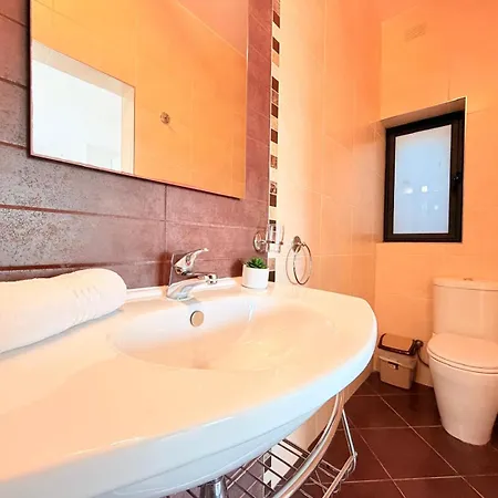 Villa Ultimate Group Getaway Near St Julian's & Seafront San Gwann
