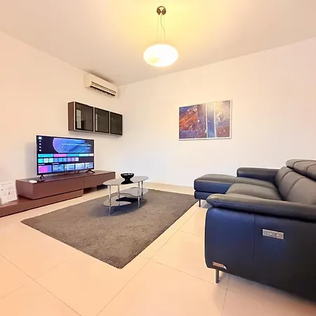 Ultimate Group Getaway Near St Julian's & Seafront Villa San Gwann