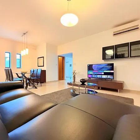 Ultimate Group Getaway Near St Julian's & Seafront San Gwann