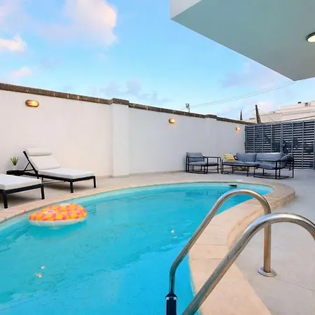 Ultimate Group Getaway Near St Julian's & Seafront *