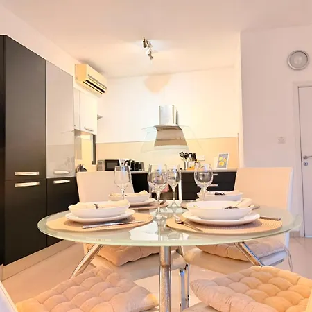 Ultimate Group Getaway Near St Julian's & Seafront Villa