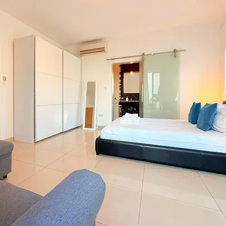 Ultimate Group Getaway Near St Julian's & Seafront * San Gwann