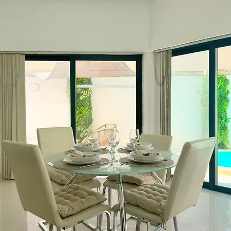 Ultimate Group Getaway Near St Julian's & Seafront San Gwann