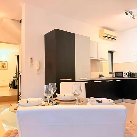 Ultimate Group Getaway Near St Julian's & Seafront Villa *