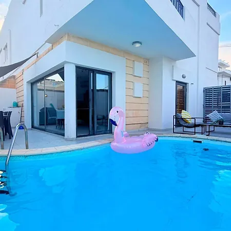 Ultimate Group Getaway Near St Julian's & Seafront *