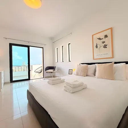 Ultimate Group Getaway Near St Julian's & Seafront Villa San Gwann
