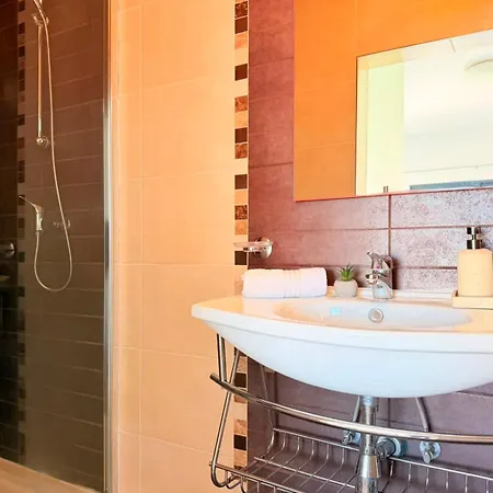 Villa Ultimate Group Getaway Near St Julian's & Seafront San Gwann