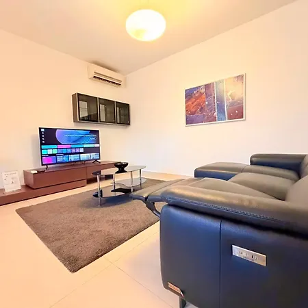 Ultimate Group Getaway Near St Julian's & Seafront *